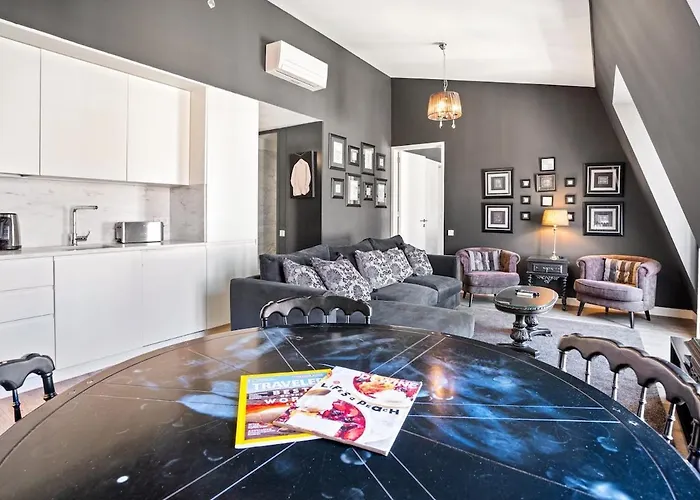 Vintage 1-Bedroom Oasis Center